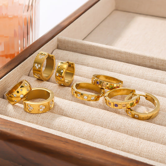 Orecchini a cerchio minimalisti in acciaio inossidabile stile Ins con placcatura in titanio 18K e zirconi rotondi a forma di cuore