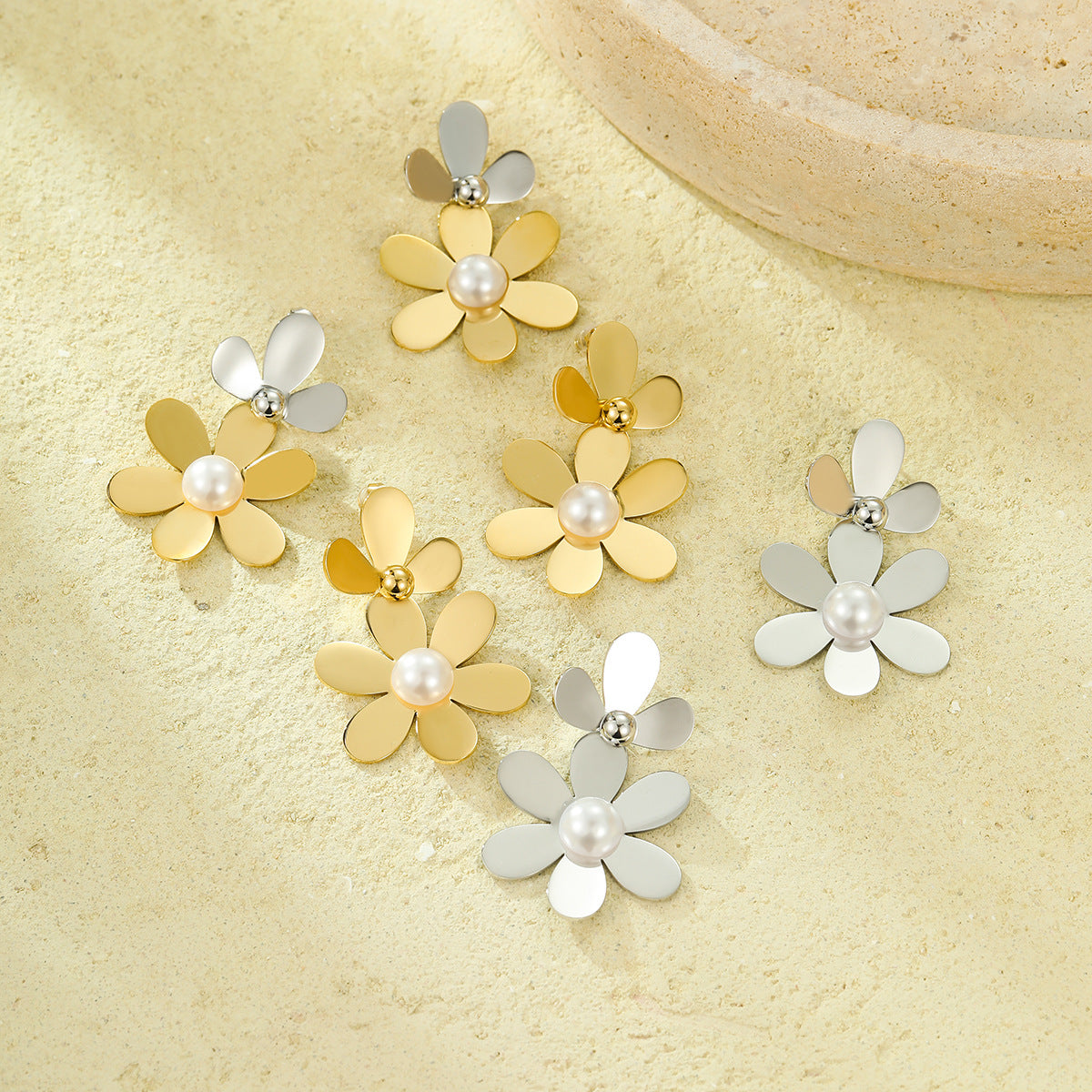Pendientes de tuerca de acero inoxidable vintage en forma de pétalo con incrustaciones de perlas y detalle de borla para mujer