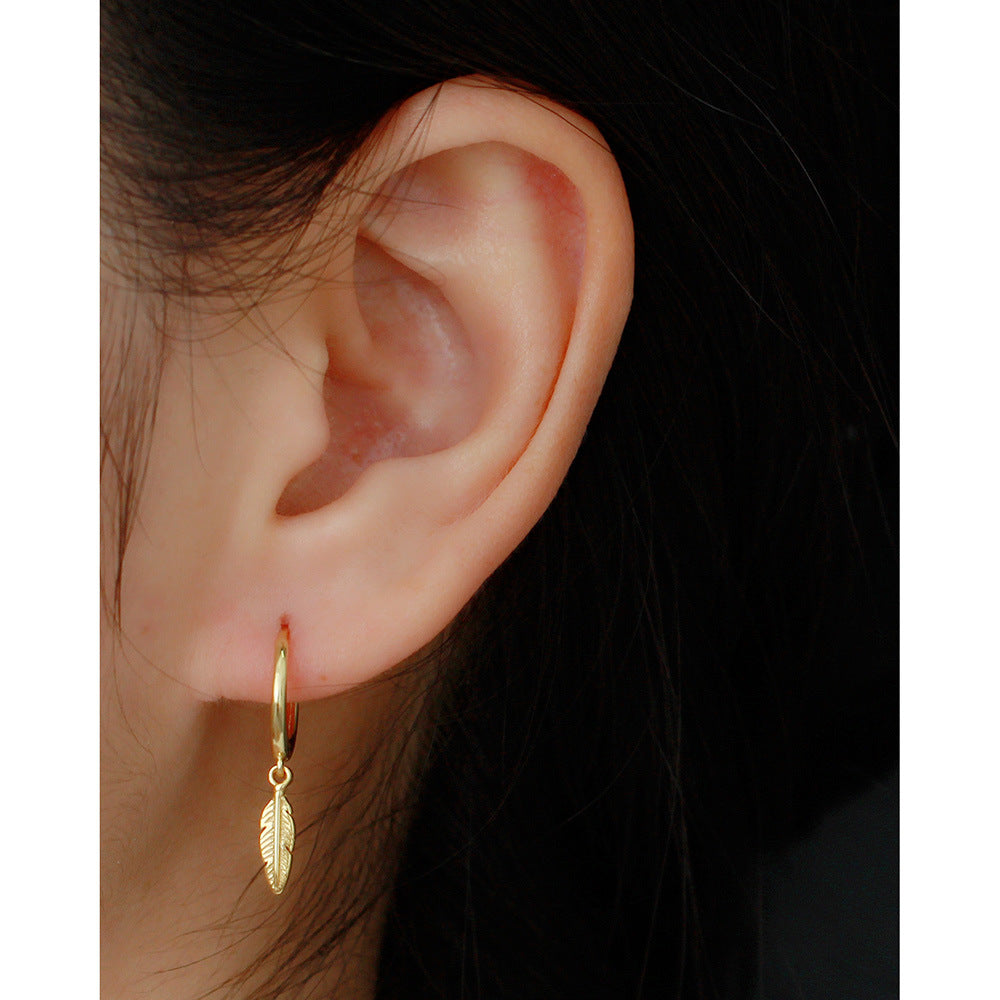 Orecchini a perno minimalisti ed eleganti in argento sterling 925 lucido con motivo a piuma floreale