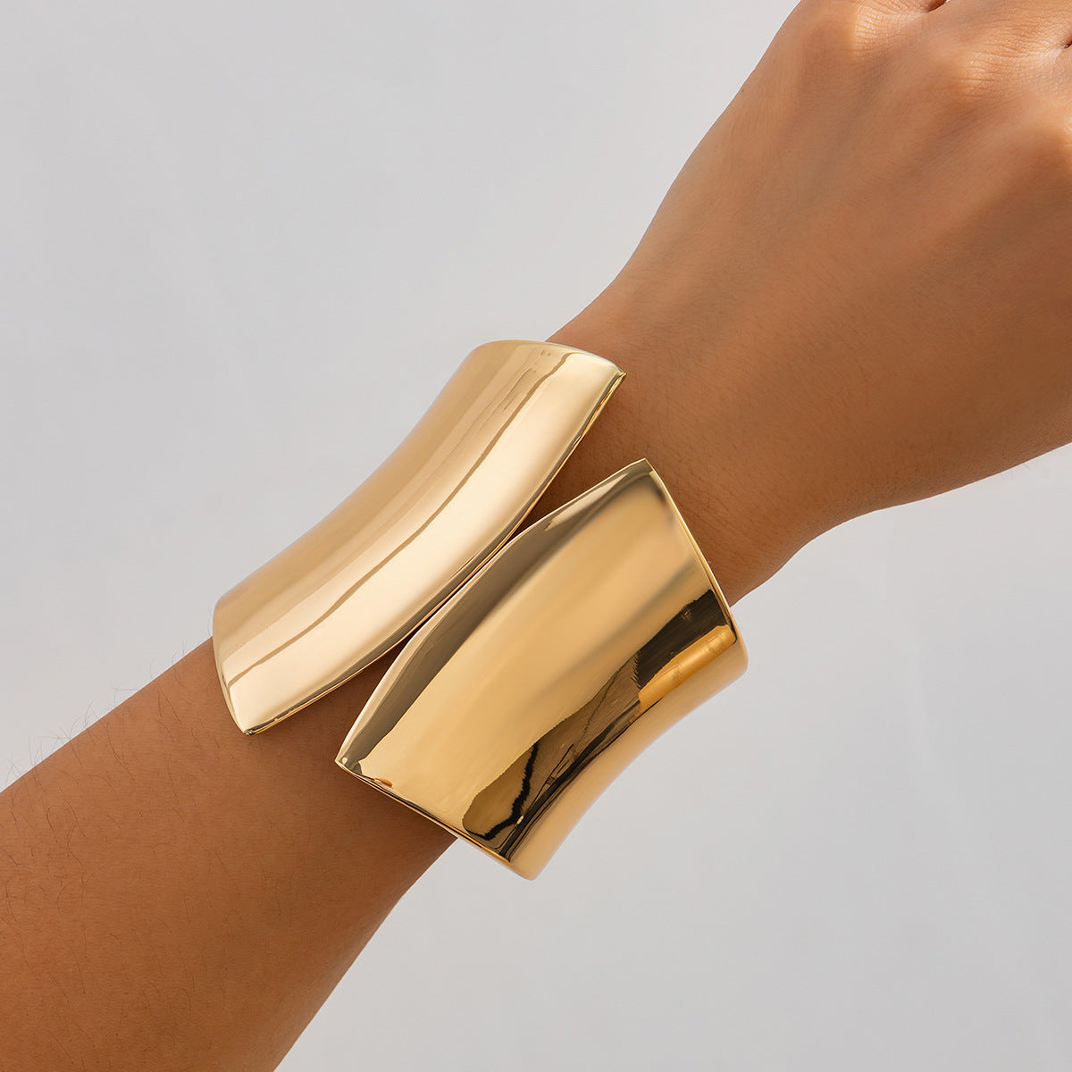 Bracciale largo a molla concavo lucido in stile punk da donna, in lega, regolabile