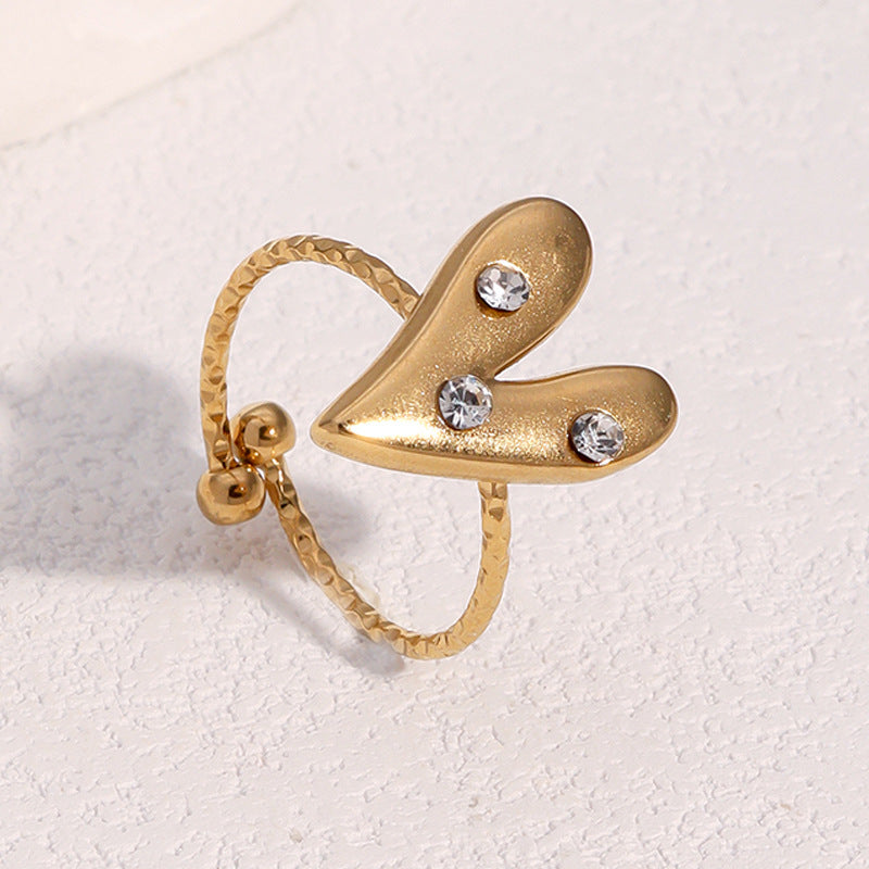 Anello da donna minimalista a forma di cuore in acciaio al titanio con placcatura in oro 18 carati e intarsio di strass