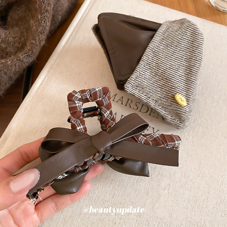 Minimalist Acrylic Dog-Shaped Claw Hair Clip with Geometric Triangle Design for Women, Luxury-Style Hair Accessory