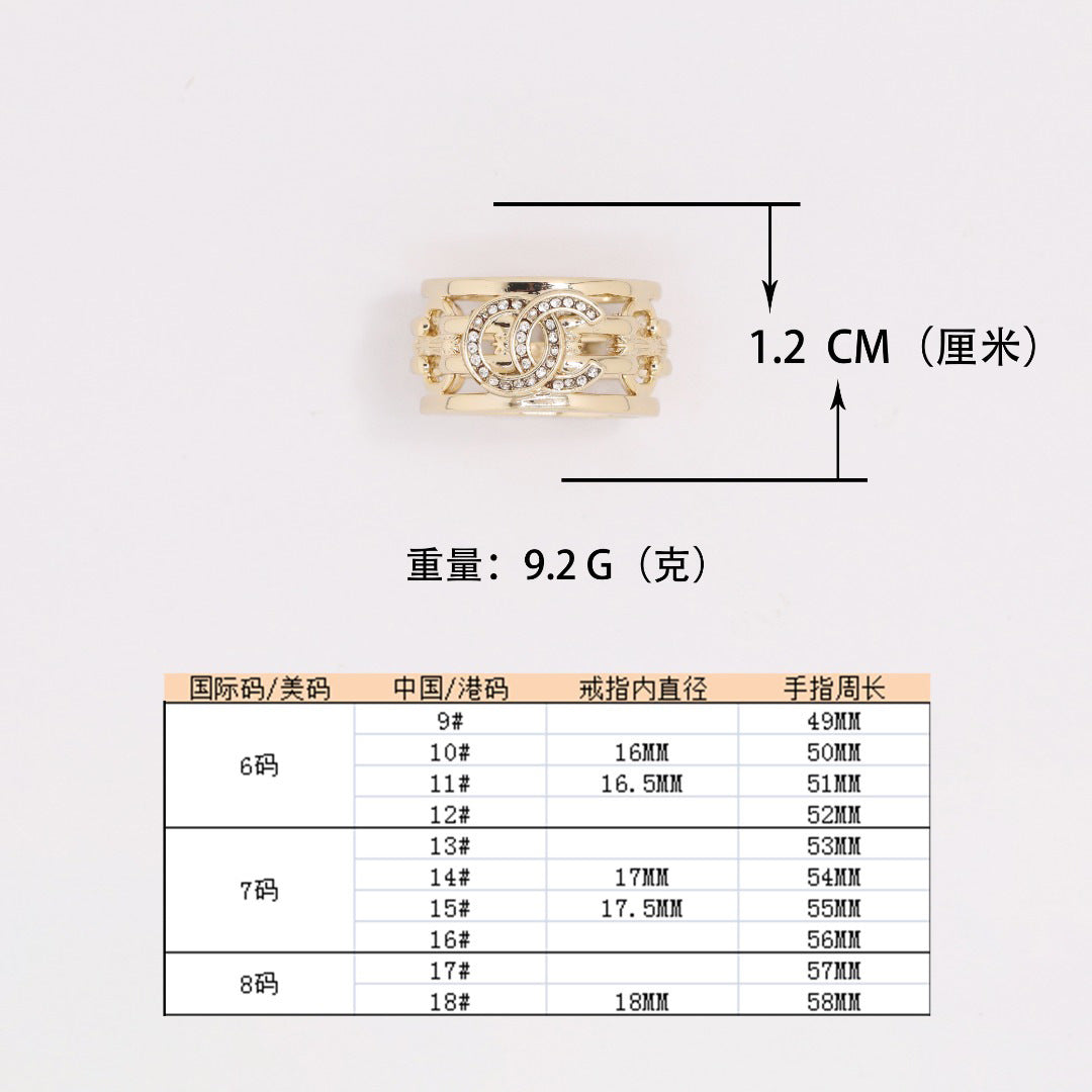 Anello "Sweet Luxury" da donna placcato oro in ottone con maglie cubane e design a doppia C con strass