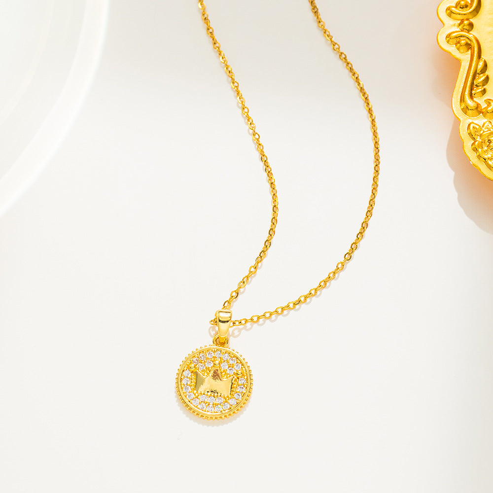 Collana con pendente a corona geometrica in acciaio al titanio placcato oro 18 carati di lusso leggero con catena a O da donna