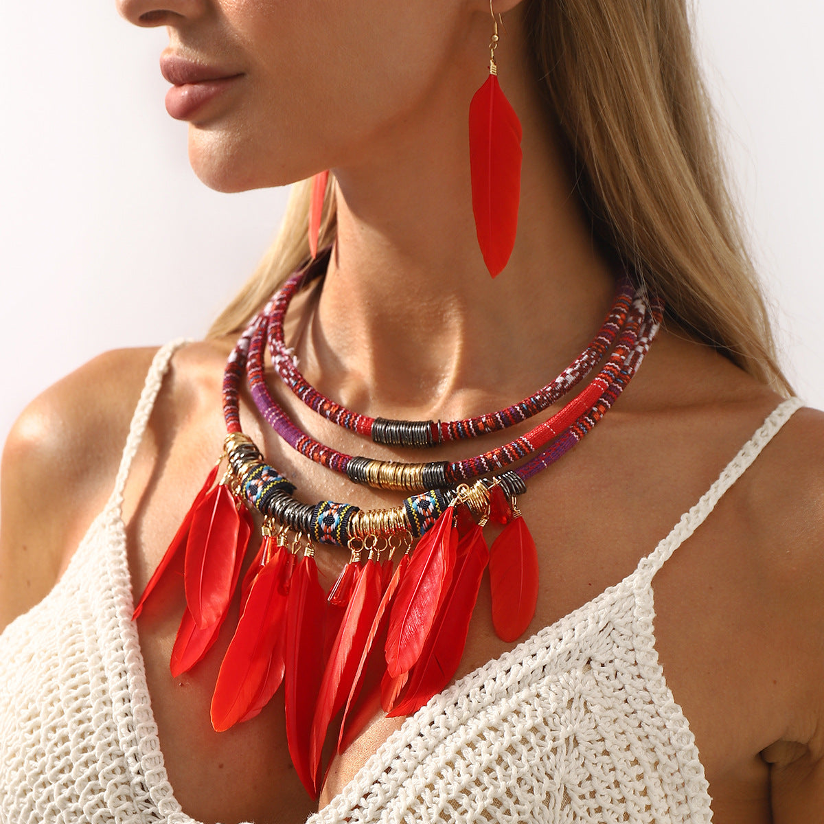 Conjunto de collar y pendientes de plumas bohemios hechos a mano para mujer con cadena de cordón de algodón y diseño artístico étnico