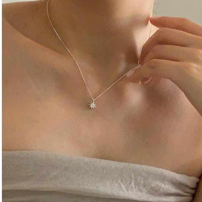 Collana con Pendente Minimalista a Stella a Otto Punte Geometrica in Argento Sterling 925 con Intarsio di Strass e Finitura Placcata