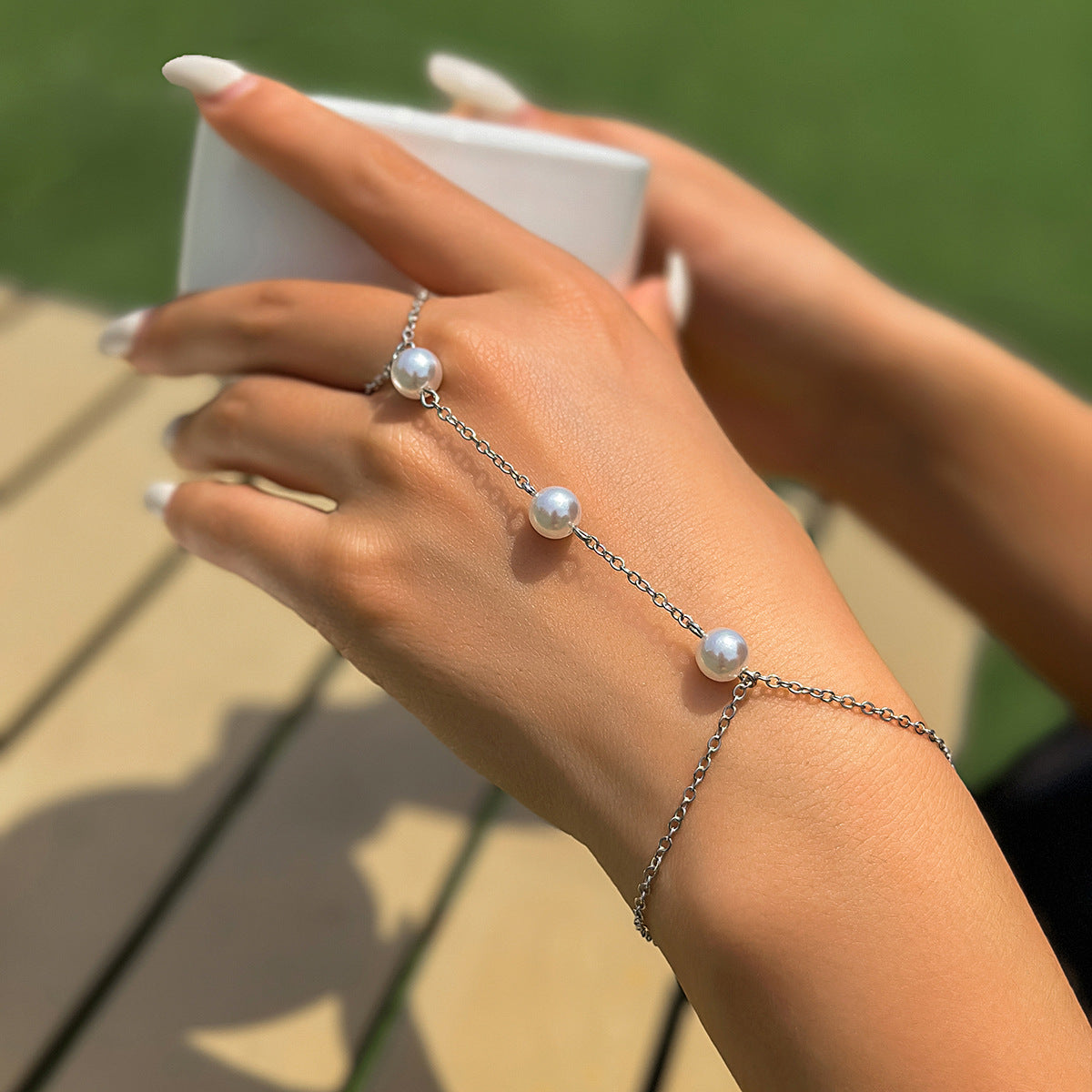 Geometric Style Rhinestone-Embellished Plated Copper Beach Chain Bracelet for Women