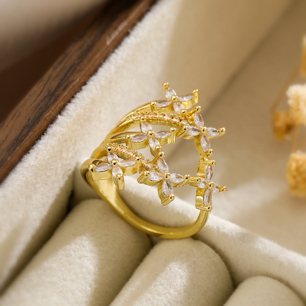 Anello aperto minimalista da donna in ottone, placcato oro, con intarsio di zirconi, dalla forma geometrica irregolare