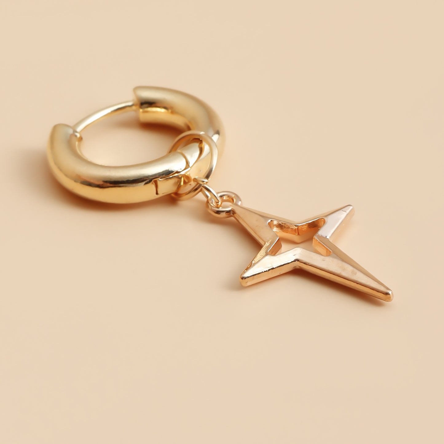 Pendientes de metal electrochapado asimétricos en forma de estrella con incrustaciones de nácar para mujer, joyería geométrica de moda para las orejas