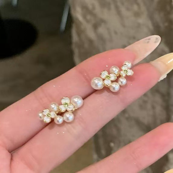 Orecchini di lusso floreali con perle, perno in acciaio placcato oro e finitura smaltata da donna