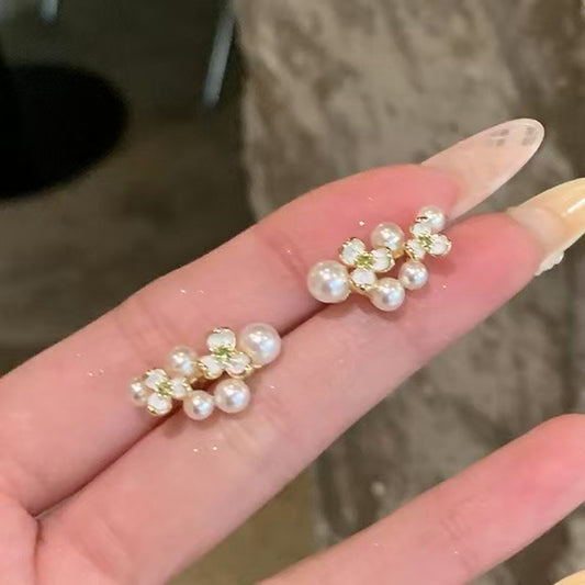 Orecchini di lusso floreali con perle, perno in acciaio placcato oro e finitura smaltata da donna