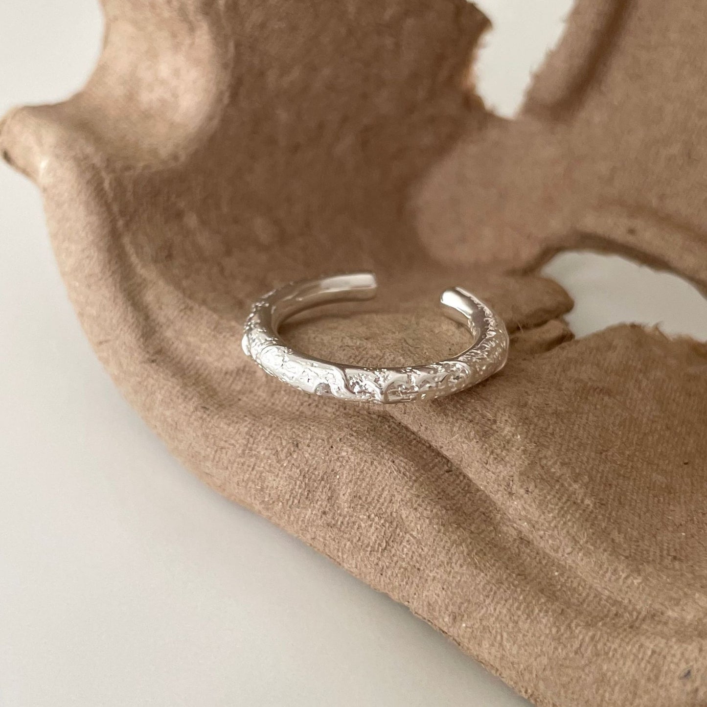 Anello aperto minimalista geometrico irregolare superficie terrestre in argento sterling 925 con finitura testurizzata