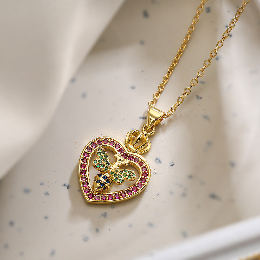 Collana Pendente Minimalista Ape e Cuore da Donna con Base in Rame Placcata in Oro Vero e Intarsio in Zirconi