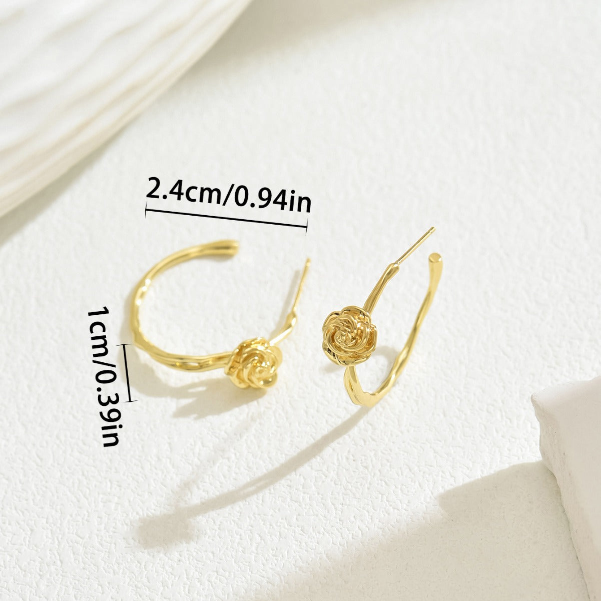 Aretes minimalistas de cobre con baño de oro rosa y diseño floral para mujer con postes de acero inoxidable