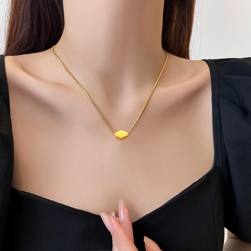 Collar con colgante de rombo geométrico minimalista para mujer de acero titanio con chapado en oro