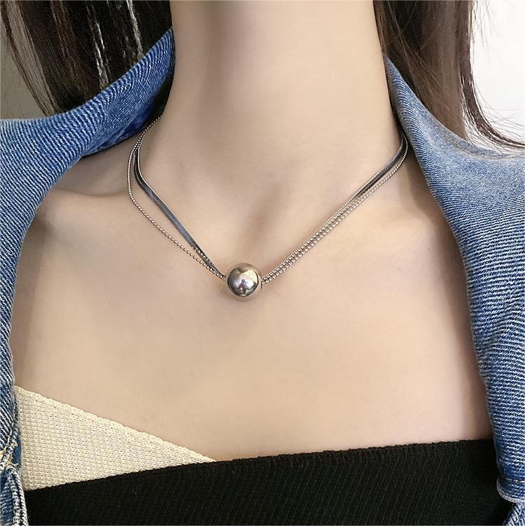 Collana da donna a doppio strato in acciaio al titanio con catena a serpente, palline rotonde, stile minimalista di lusso e accentuazione delicata della clavicola