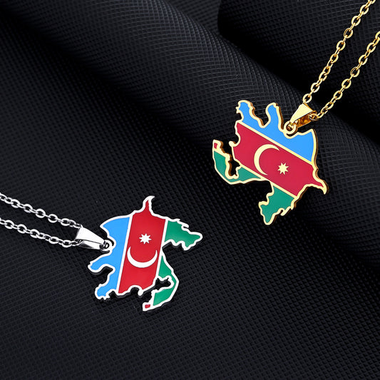 Collana Etnica Vintage con Ciondolo a Mappa e Bandiera dell'Azerbaigian, Geometrica, Smaltata, in Acciaio al Titanio con Catena a O per Donna