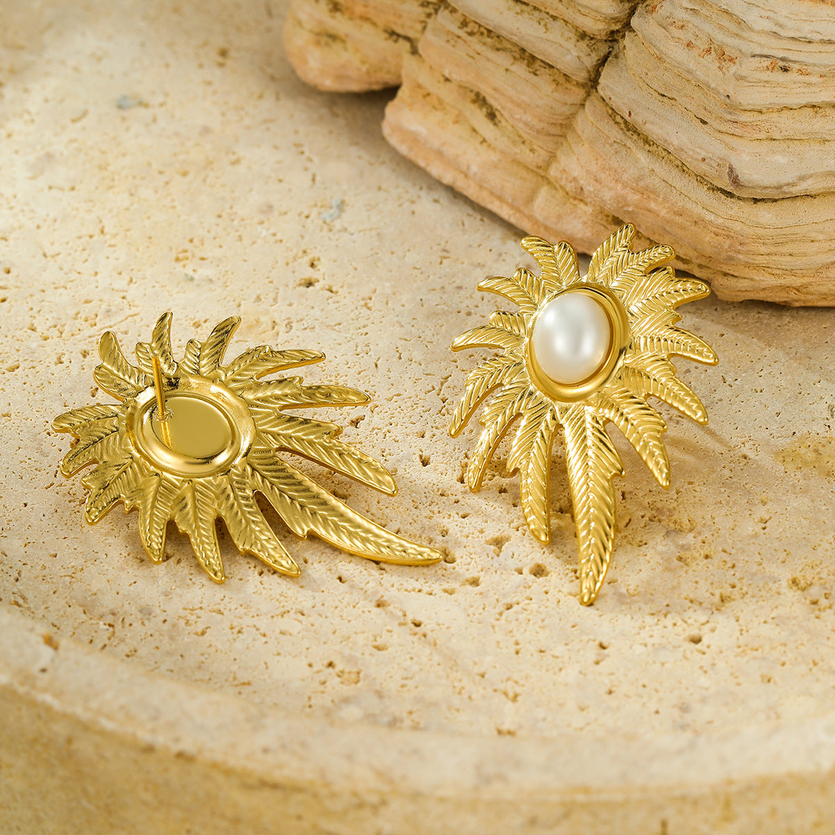 Pendientes de acero inoxidable estilo francés vintage con incrustaciones de perlas, diseño de hojas y flores irregulares para mujer con acabado chapado