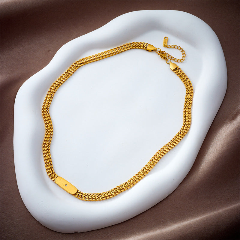 Collana con Ciondolo Geometrico Punk in Acciaio al Titanio con Finitura Galvanica