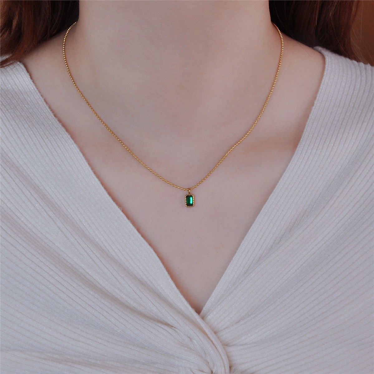 Collana da donna minimalista con perline geometriche in zirconia verde smeraldo, placcata in acciaio al titanio, delicata catena per clavicola