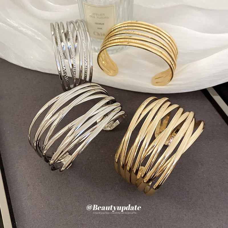 Bracciale rigido aperto geometrico minimalista in lega con finitura placcata per donna