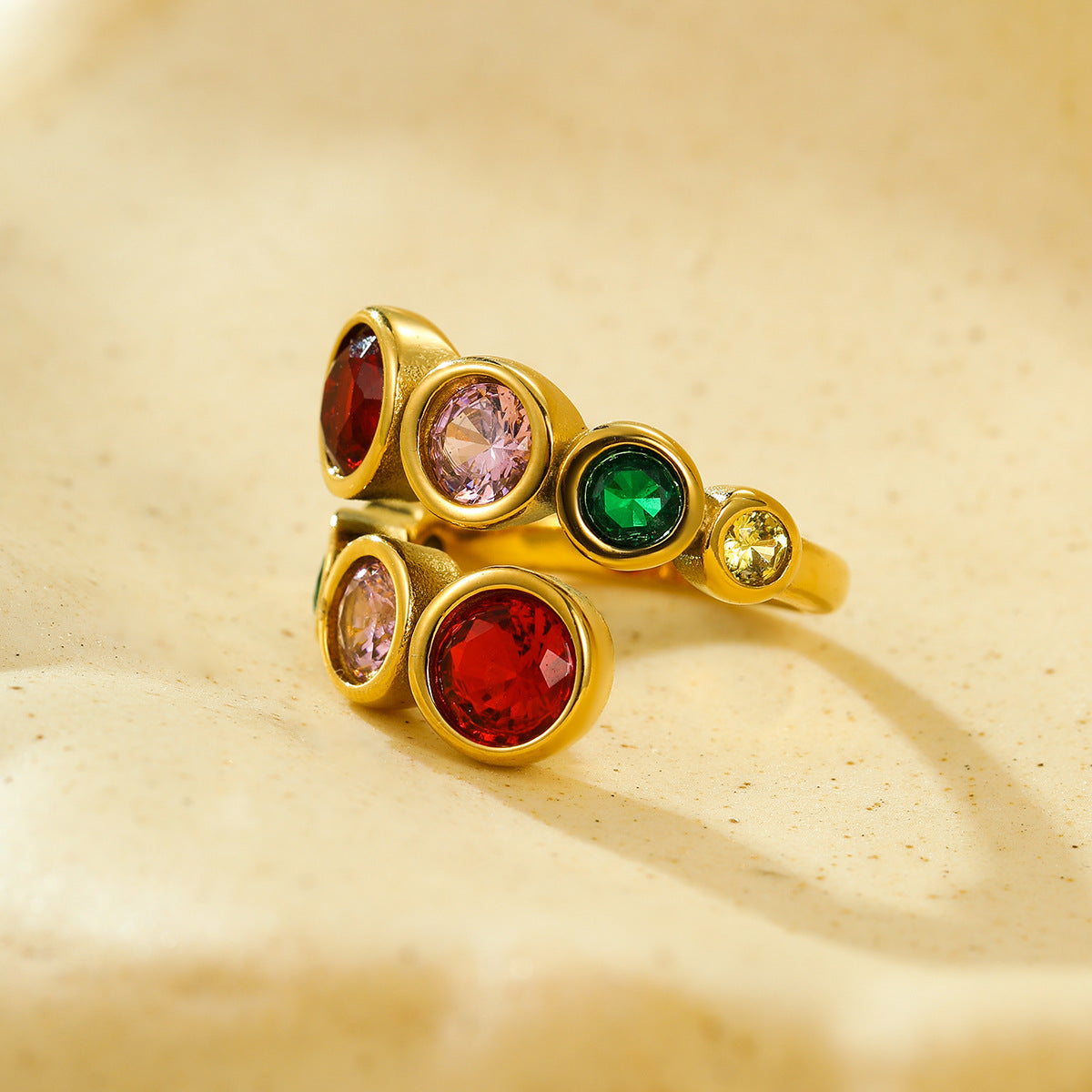 Anillo minimalista de acero inoxidable con circonitas engastadas y acabado chapado para mujer