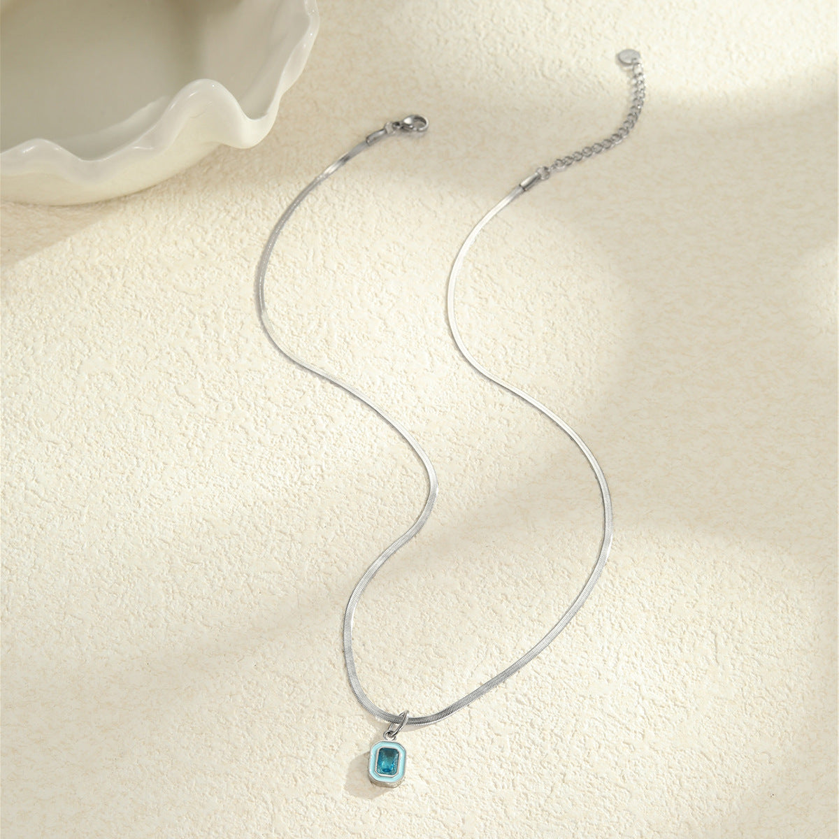 Collana minimalistica geometrica in acciaio inossidabile con intarsio di zirconi colorati per donna, catena clavicola galvanizzata