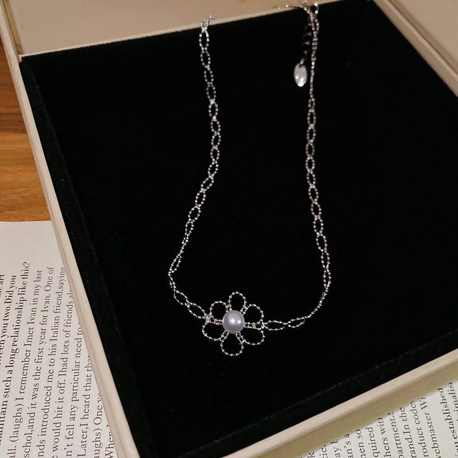 Set di collana e bracciale da donna con perle floreali a traforo minimaliste, pendente in lega e finitura placcata