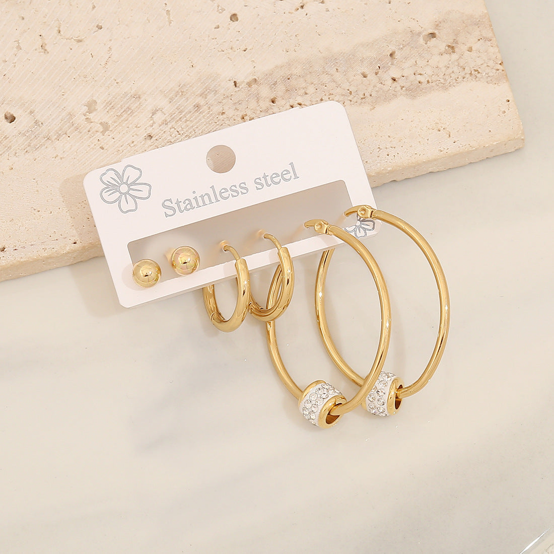 Orecchini a perno geometrici in acciaio inossidabile alla moda con dettagli a cuore in strass da donna