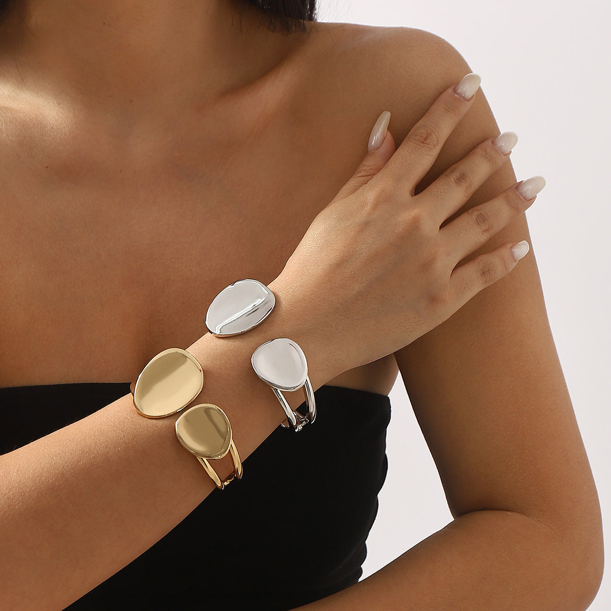 Minimalist Fashionable Oval Alloy Bracelet for Women with Spring Design and Plated Finish