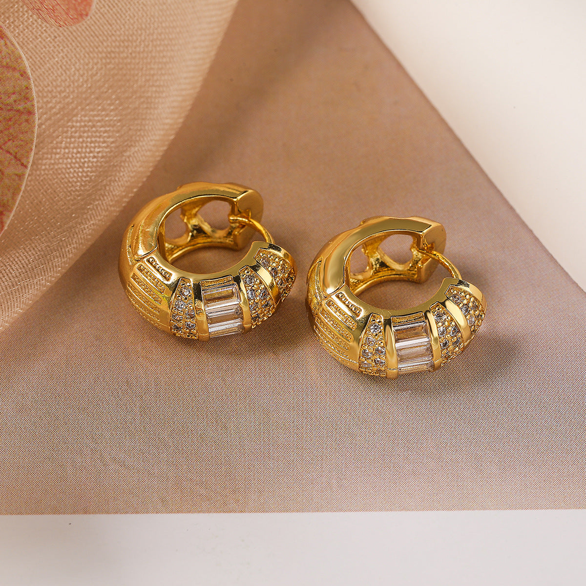 Orecchini Minimalisti Geometrici in Rame Placcato Oro con Zirconi per Donna