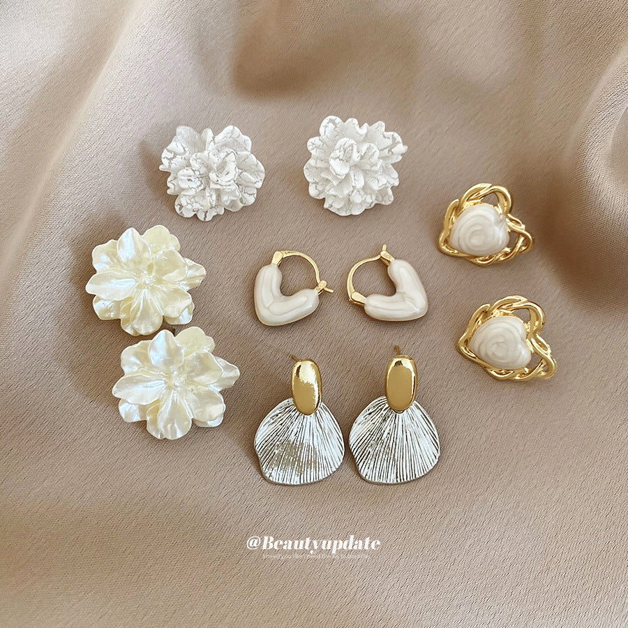 Elegante set di orecchini a perno con perle floreali e perni in acciaio placcato oro per donna