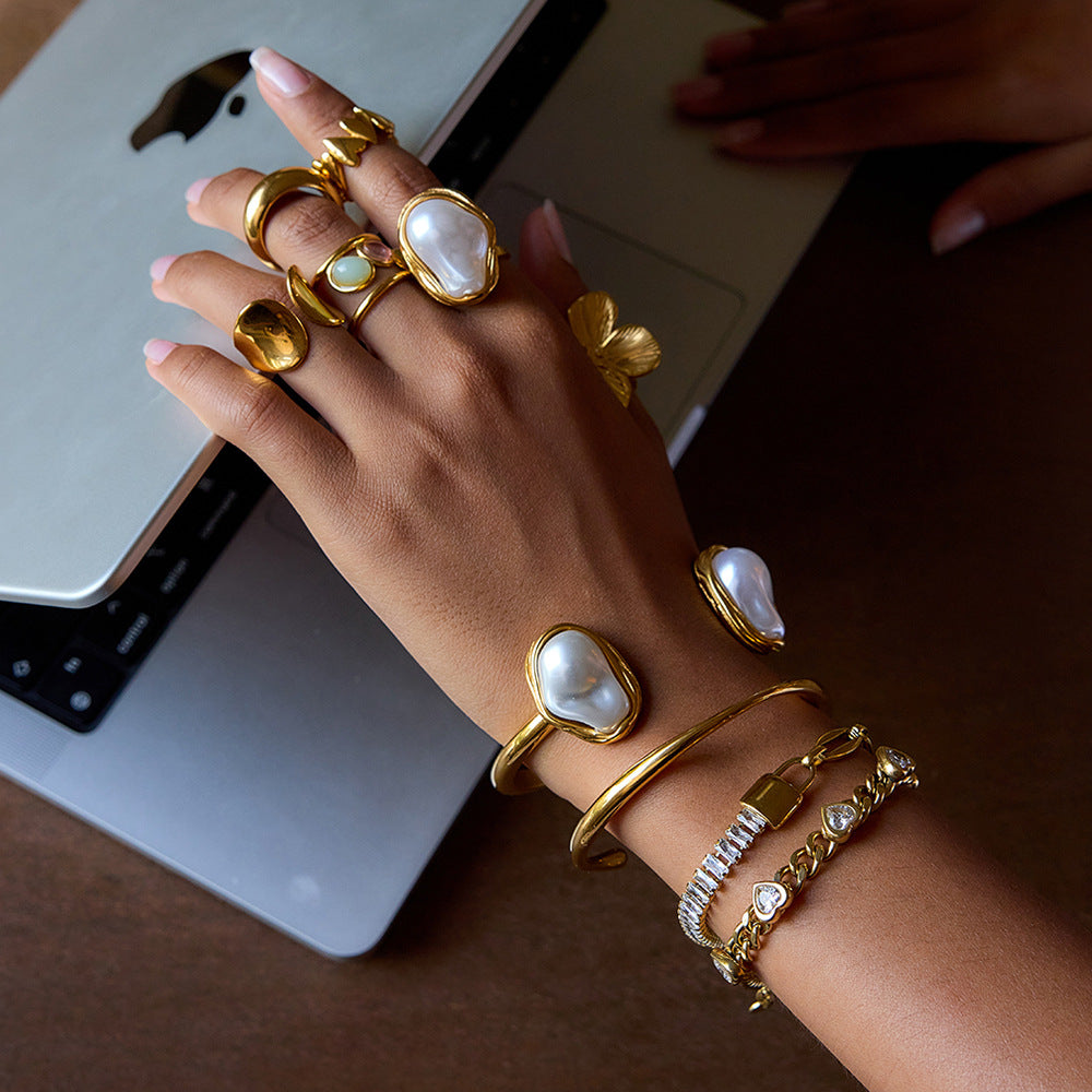 Set di bracciale e orecchini regolabili da donna con motivo minimalista di stelle, luna, nuvole e universo in acciaio al titanio placcato