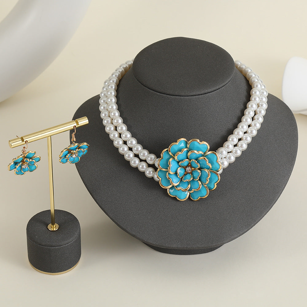 Set di collana e orecchini floreali freschi e delicati con perle per donna con intarsio in acrilico e catena di perle