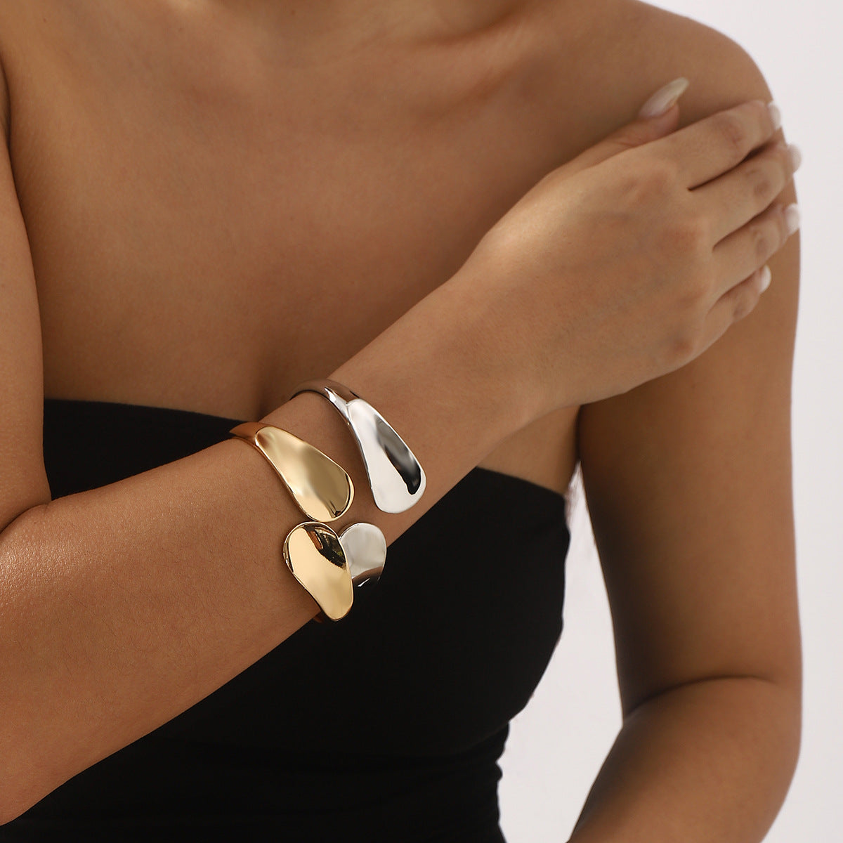 Pulsera geométrica minimalista de primavera para mujer, hecha de aleación con acabado chapado