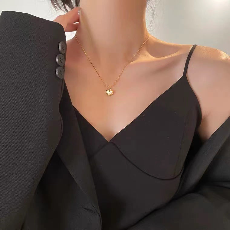 Collana con ciondolo a cuore geometrico minimalista con intarsio in madreperla, catena a serpente in acciaio al titanio placcato oro 18 carati regolabile