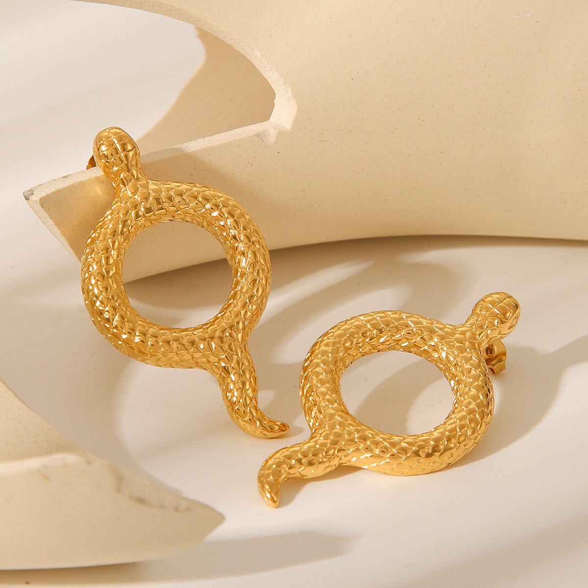 Orecchini a perno in acciaio inossidabile a forma di serpente stile Ins con placcatura in oro 18K, ipoallergenici in acciaio al titanio