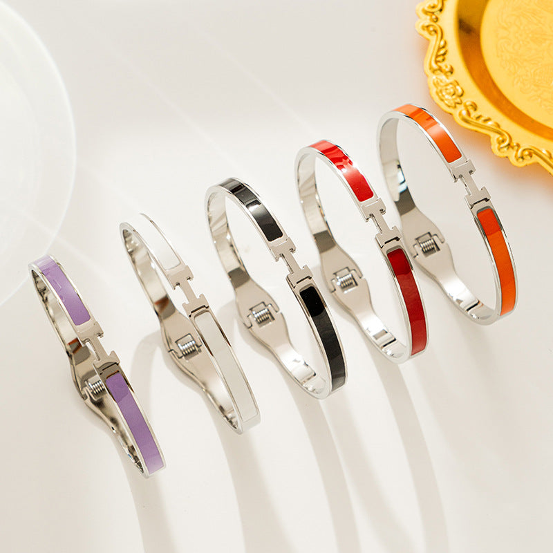 Bracciale con lettera H minimalista da donna in acciaio al titanio con finitura galvanica