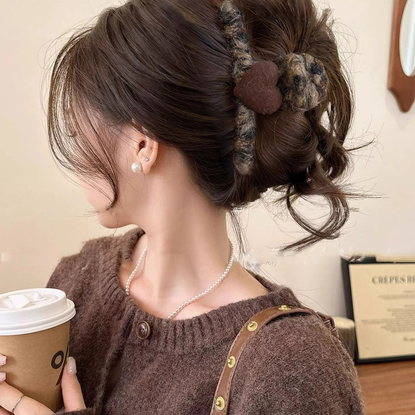 Luxury Style Heart-Shaped Acrylic Velvet-Flocked Hair Claw for Women
