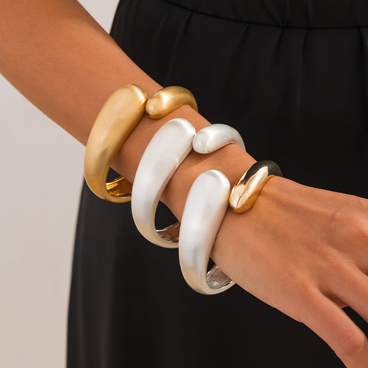 Bracciale rigido a molla vintage oversize da donna in lega con finitura placcata