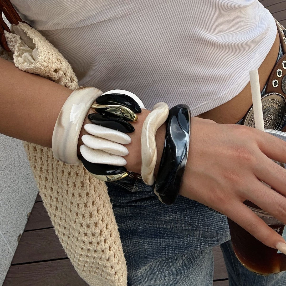 Bracciale da donna a polsino aperto in acrilico con gradiente geometrico elegante e alla moda