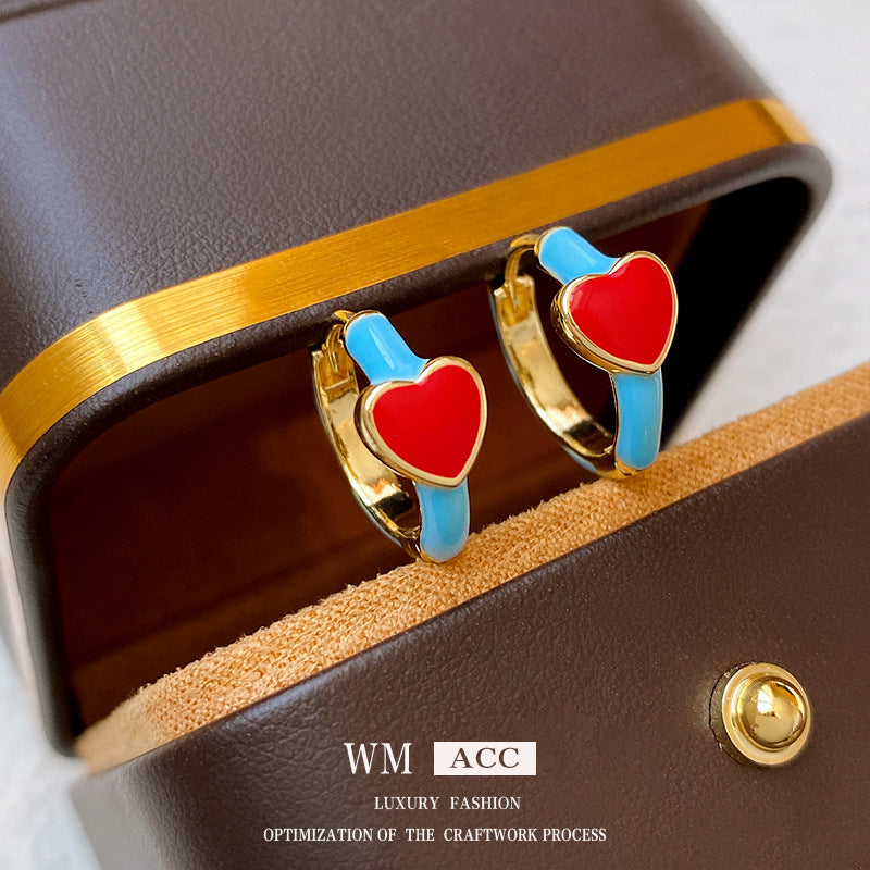 Pendientes de tuerca minimalistas de metal con forma de corazón esmaltado en rojo para mujer, con un diseño elegante y versátil.