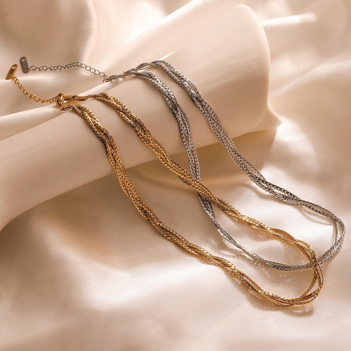Collana minimalista a croce geometrica in acciaio al titanio placcata oro per donne, delicata catena clavicola