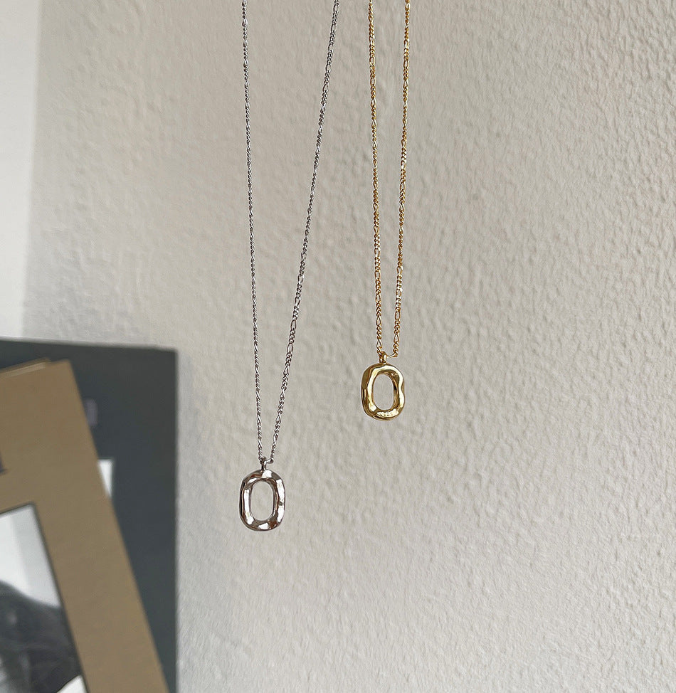 Collana Minimalista Ovale a Ciambella in Argento Sterling 925 con Placcatura in Oro e Motivo a Onde