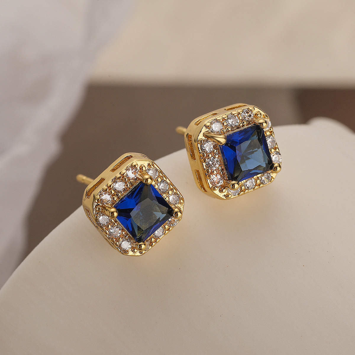 Orecchini geometrici quadrati minimalisti in rame con placcatura in oro e zirconi per donna