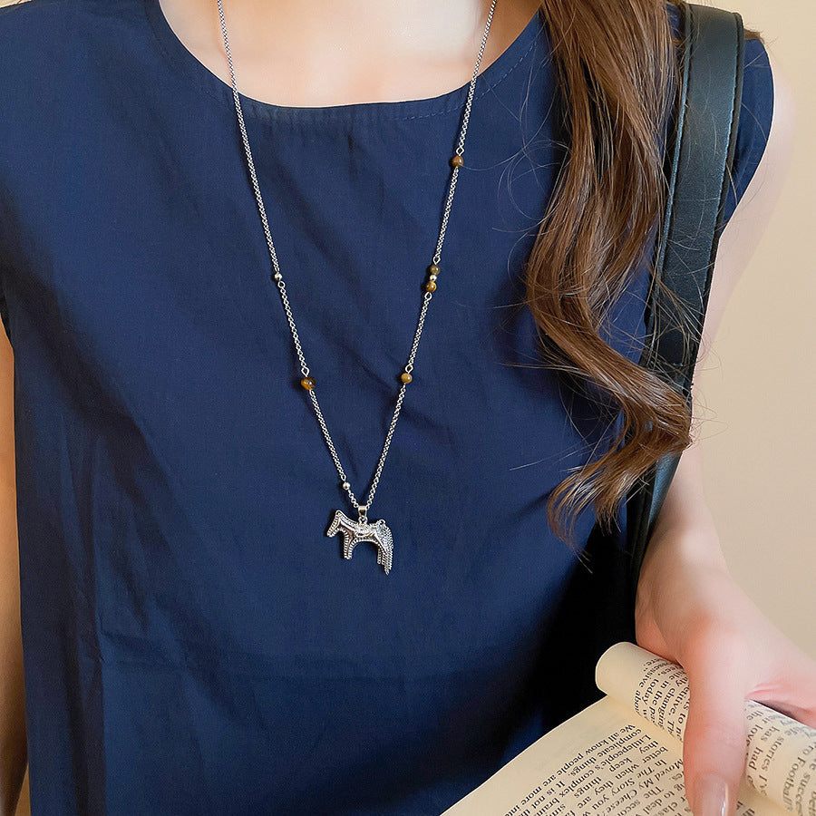 Collana con Pendente Geometrico Minimalista da Donna in Lega con Finitura Elettroplaccata — Catena Leggera per Maglione, Accessorio di Lusso Versatile