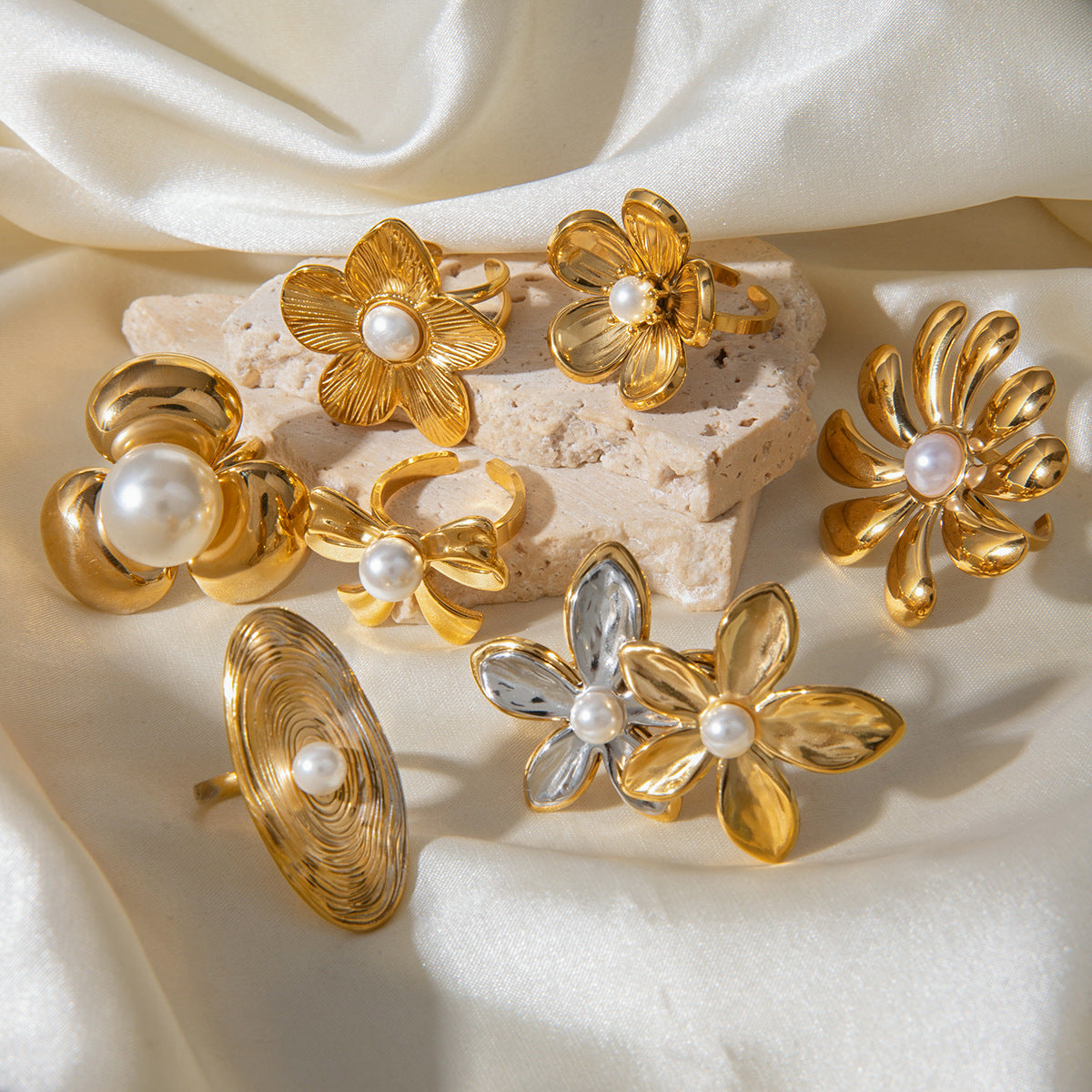 Elegante Anillo de Flor Chapado en Acero Inoxidable con Incrustaciones de Perlas para Mujer