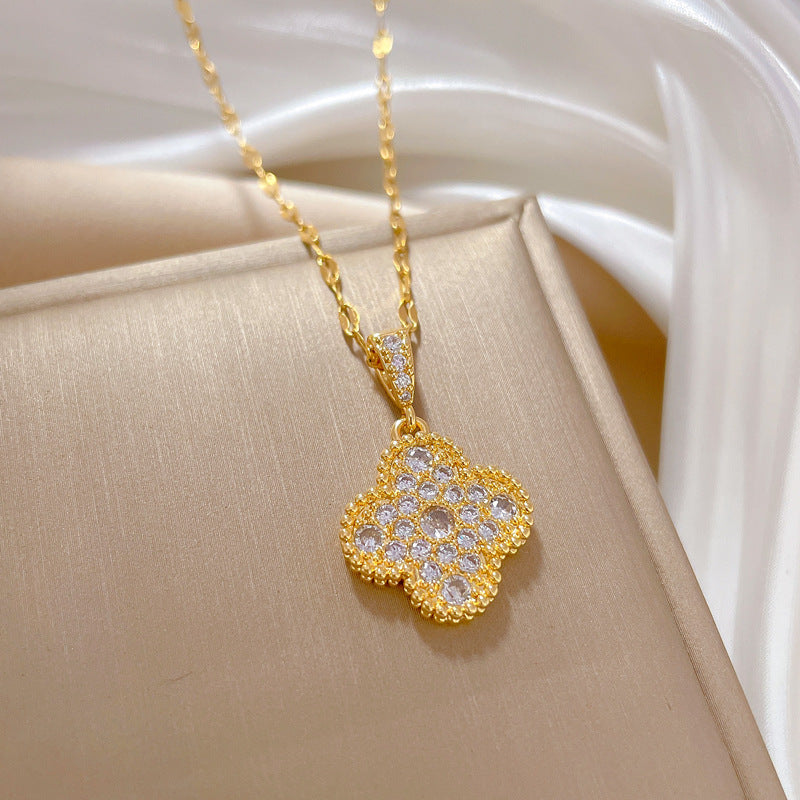 Collar con colgante de flor de diamantes de imitación microincrustados de lujo para mujer en acero de titanio con cadena tipo O de longitud ajustable