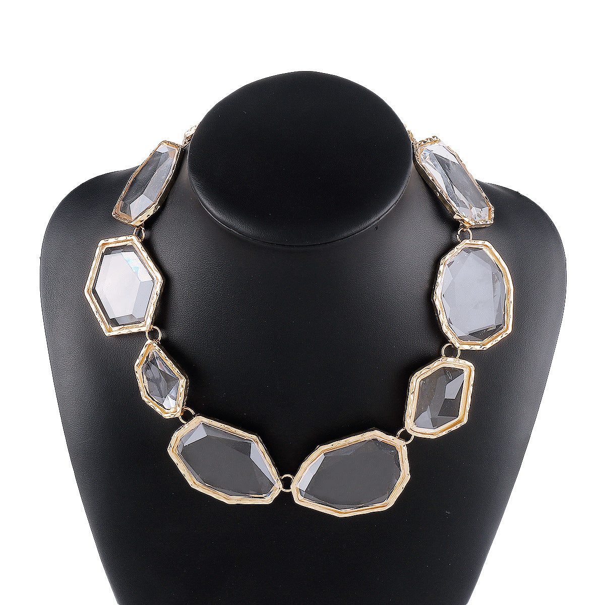 Collar de resina geométrico dulce y atrevido con cadena de aleación y acabado galvanizado para mujer