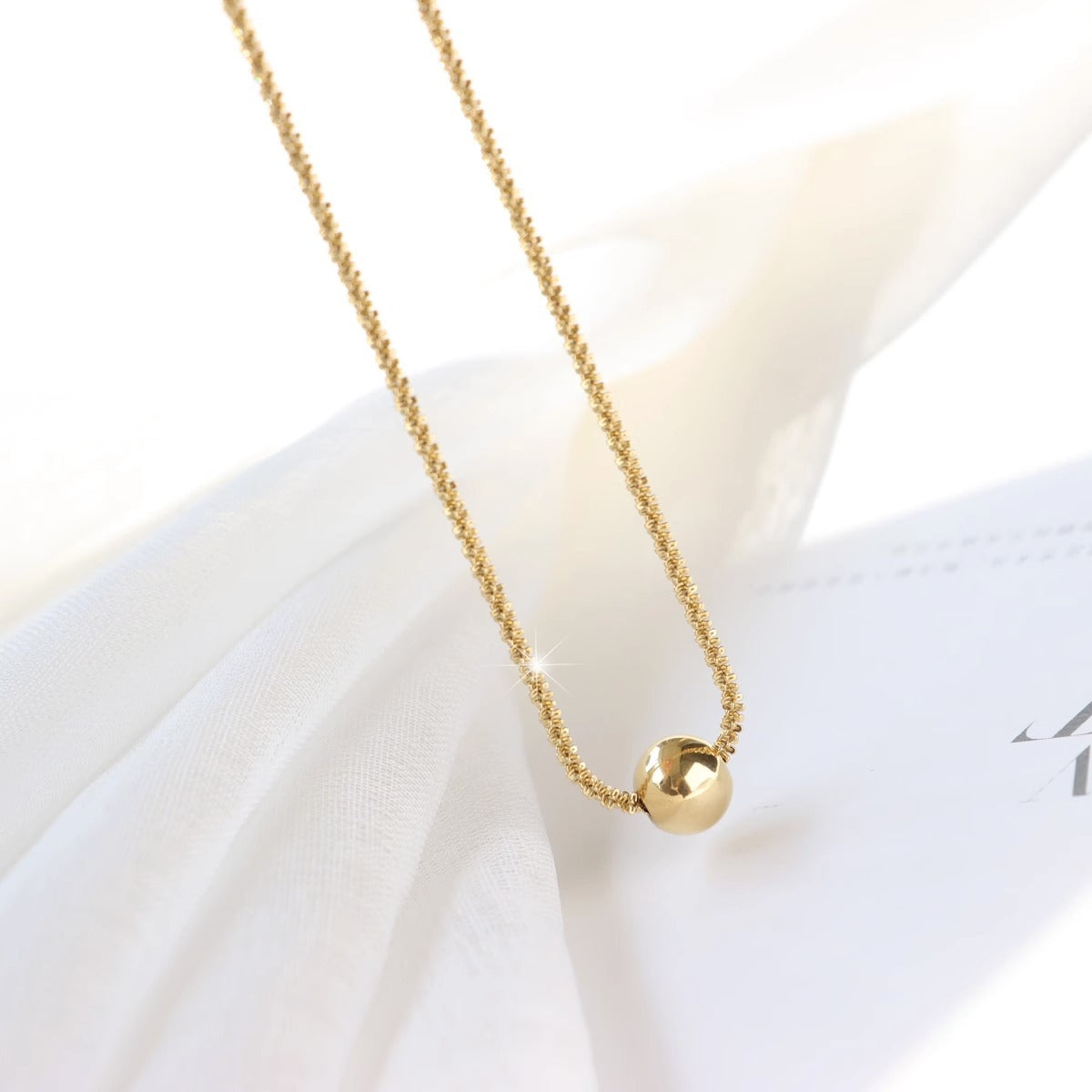 Collana con clavicola placcata in acciaio al titanio a forma irregolare dal design originale con motivo a stelle intere